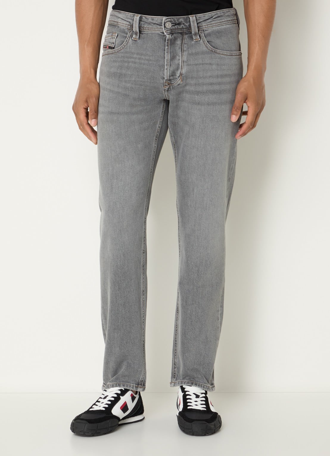 Diesel 1986 Larkee tapered fit jeans met gekleurde wassing - detail 4 grijs