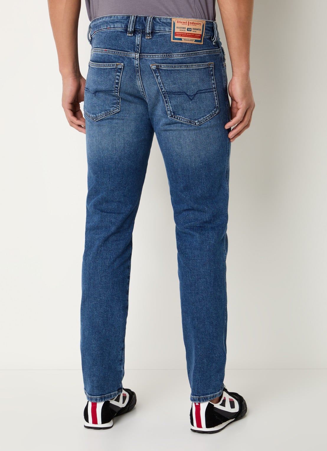 Diesel 1993 D-VYL slim fit jeans met medium wassing - achterkant 5 indigo