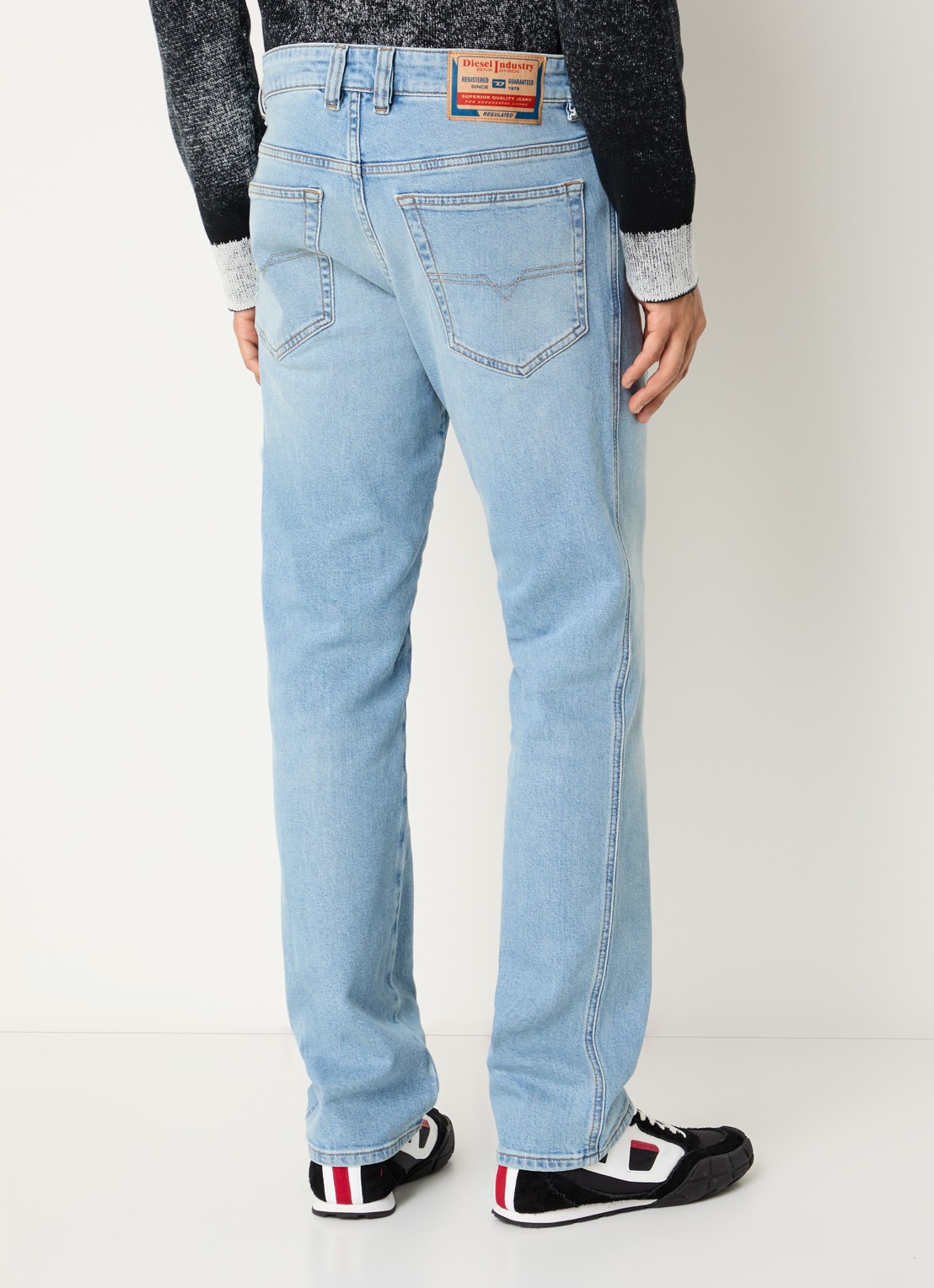 Diesel 1993 D-VYL slim fit jeans met medium wassing - achterkant indigo