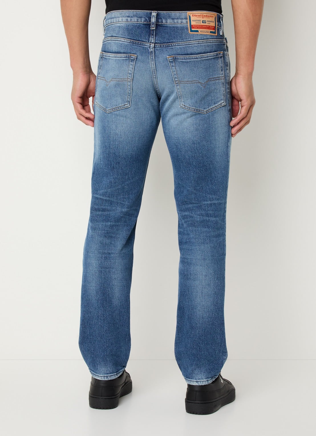 Diesel 2023 D-Finitive regular fit jeans met medium wassing - achterkant 3 indigo