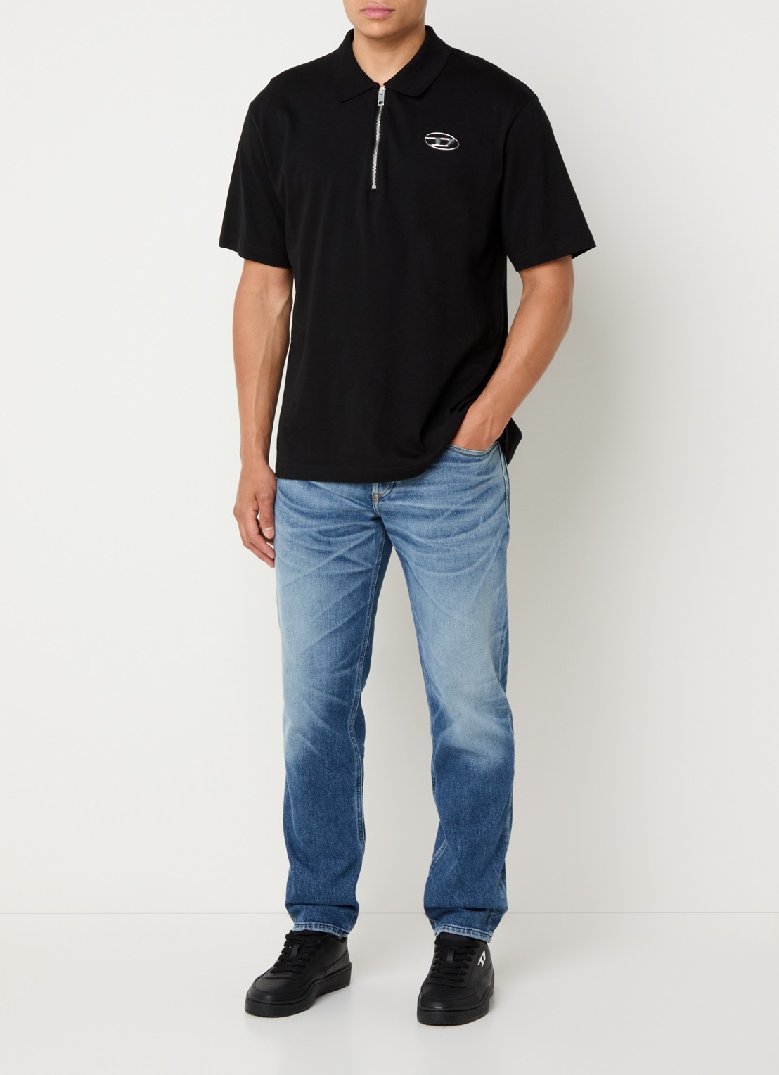 Diesel 2023 D-Finitive regular fit jeans met medium wassing - voorkant 5 indigo