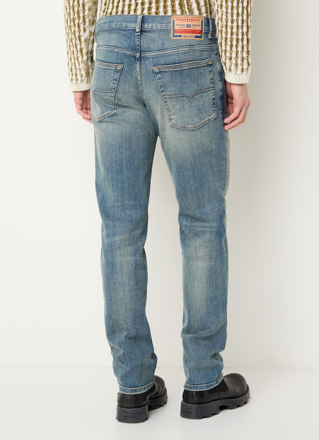 Diesel 2023 D-finitive regular fit jeans met medium wassing - achterkant 3 indigo