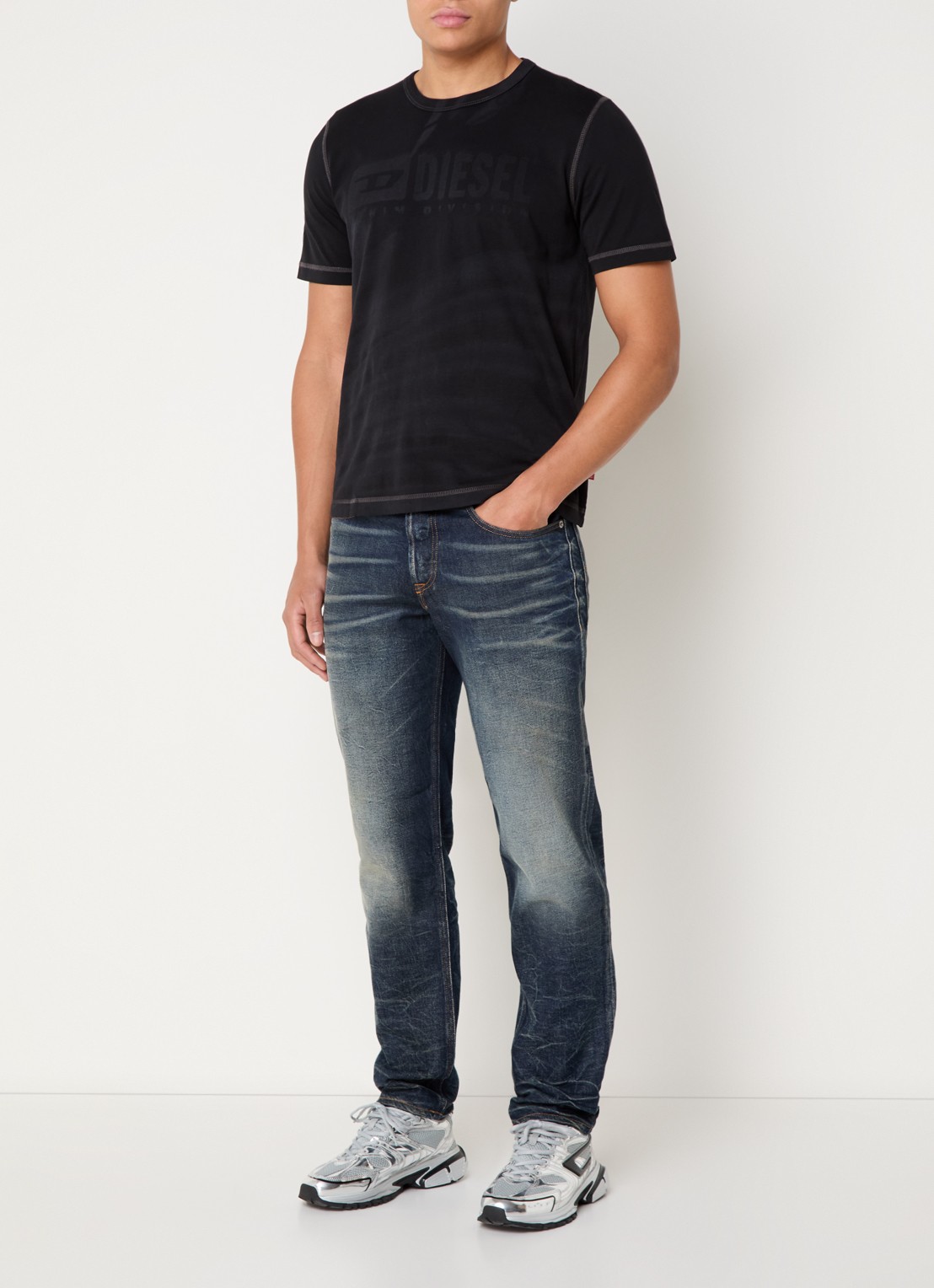Diesel 2023 D-Finitive slim fit jeans met donkere wassing - voorkant 3 indigo