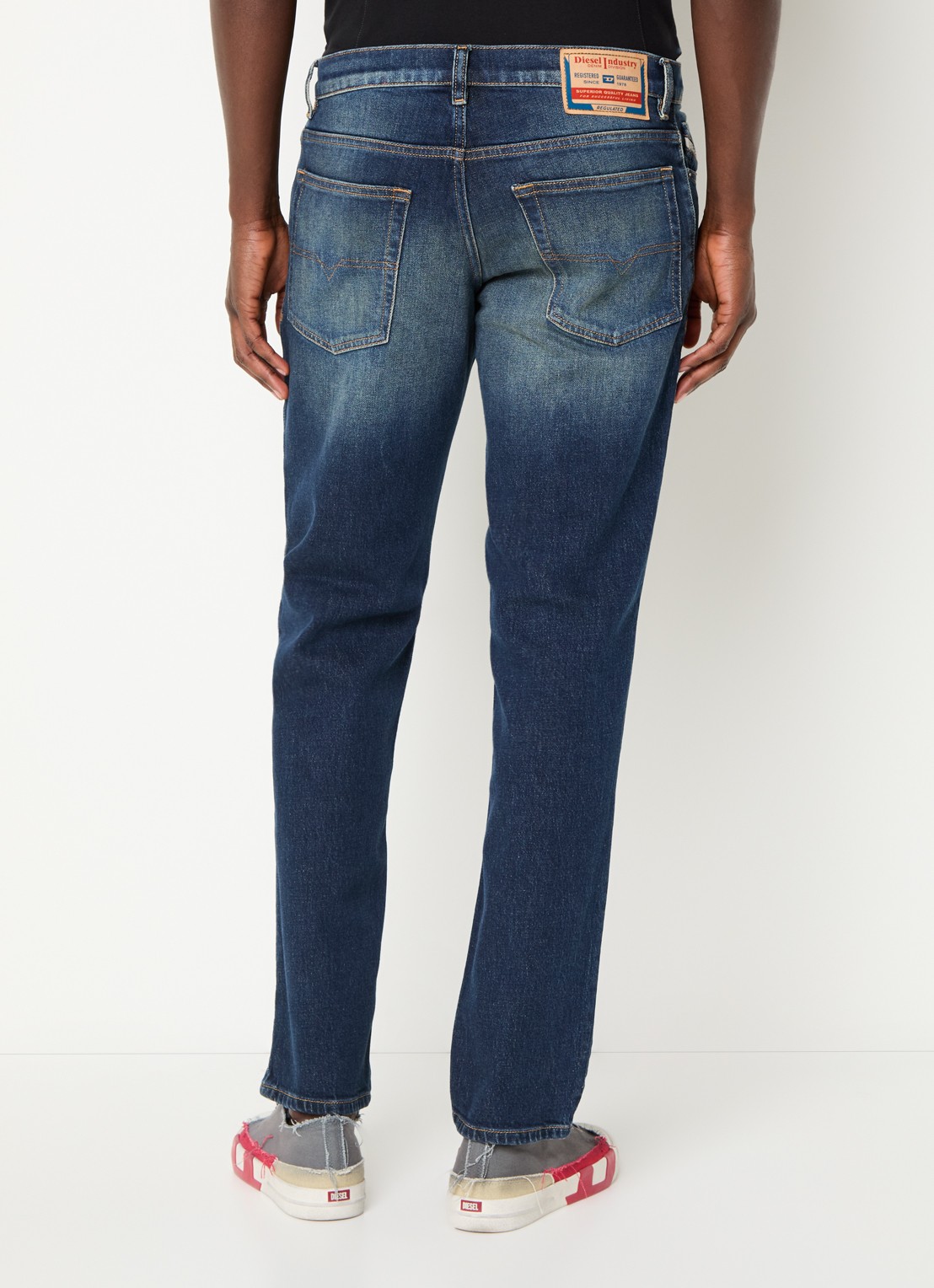 Diesel 2023 D-Finitive slim fit jeans met donkere wassing - achterkant 3 indigo