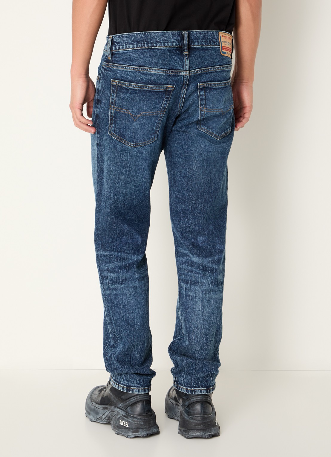 Diesel 2023 D-Finitive slim fit jeans met donkere wassing - achterkant 3 indigo