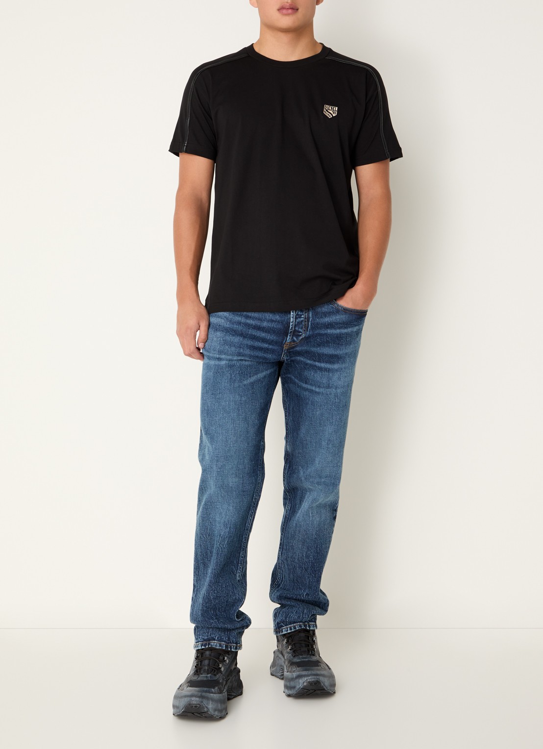 Diesel 2023 D-Finitive slim fit jeans met donkere wassing - voorkant 5 indigo