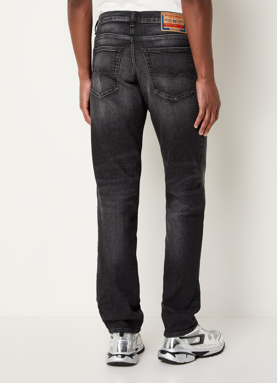 Diesel 2023 D-Finitive slim fit jeans met gekleurde wassing - achterkant 3 antraciet