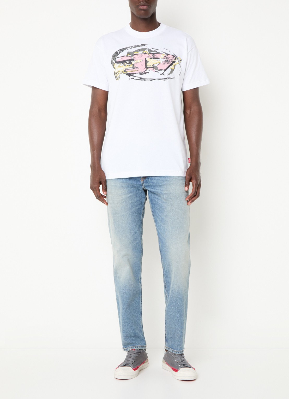 Diesel 2023 D-Finitive slim fit jeans met lichte wassing - voorkant 2 indigo