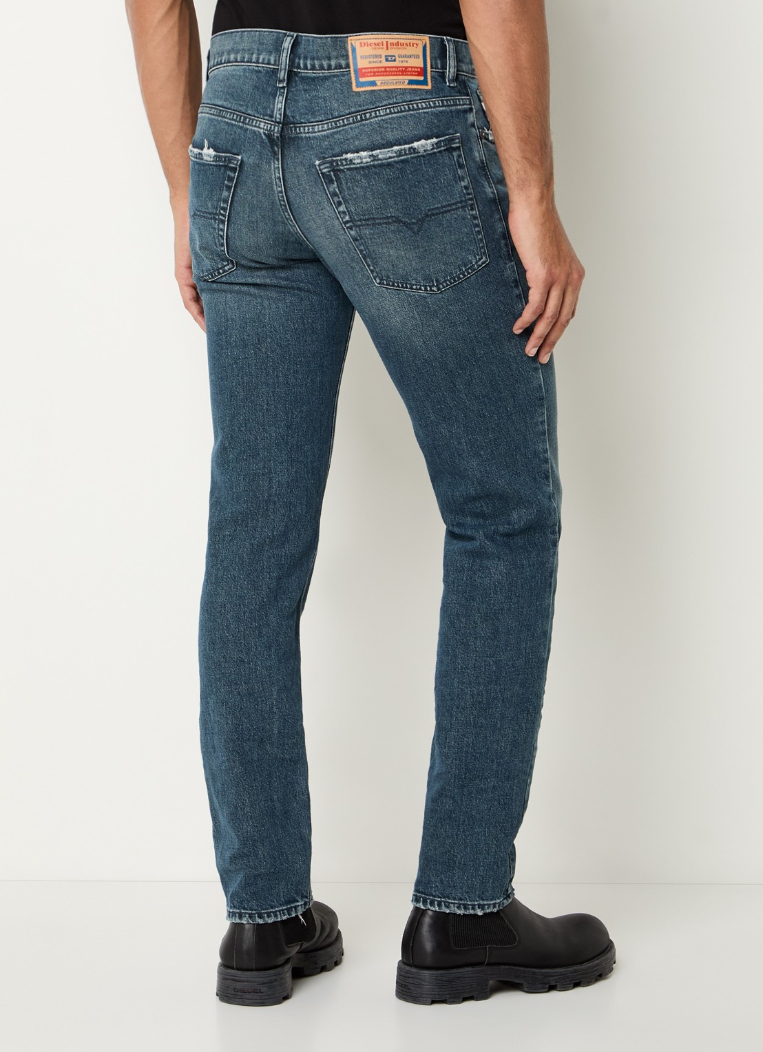 Diesel 2023 D-Finitive slim fit jeans  met medium wassing - achterkant 3 indigo