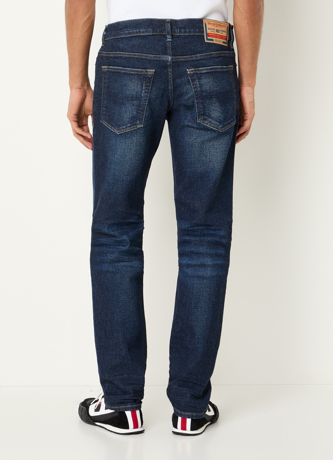 Diesel 2023 D-finitive straight fit jeans met medium wassing - achterkant 5 indigo
