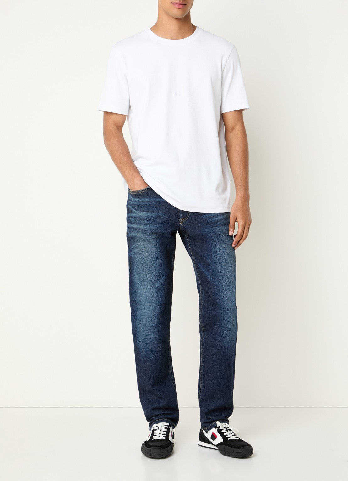 Diesel 2023 D-finitive straight fit jeans met medium wassing - voorkant 2 indigo