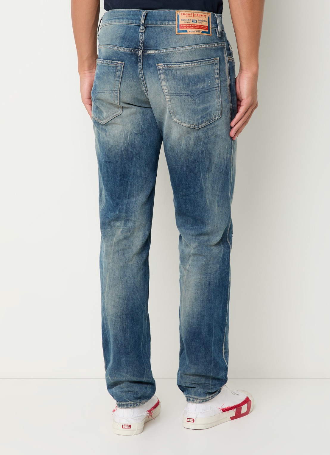 Diesel 2023 D-Finitive straight leg jeans met medium wassing - achterkant 5 indigo