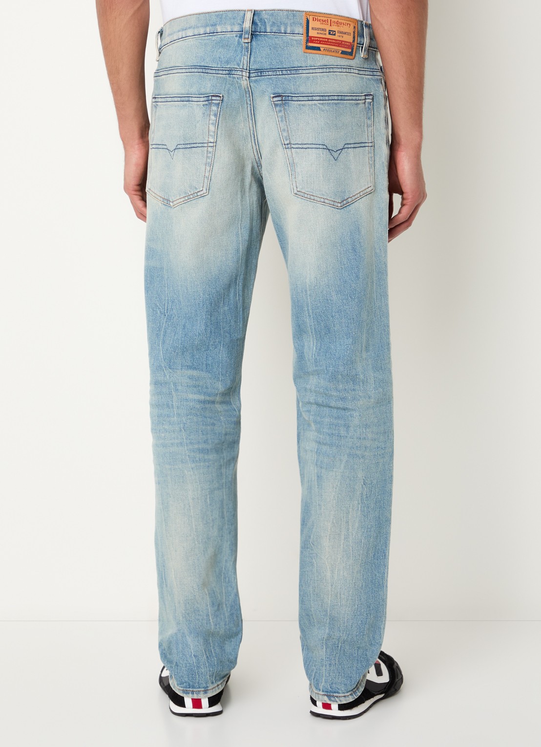 Diesel 2023 D-Finitive straight leg jeans met medium wassing - achterkant 3 indigo