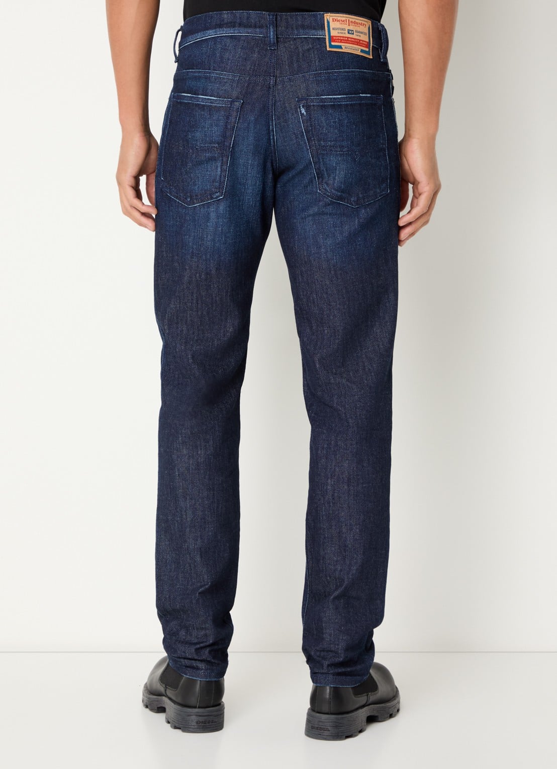 Diesel 2023 D-Finitive tapered fit jeans met donkere wassing - achterkant indigo