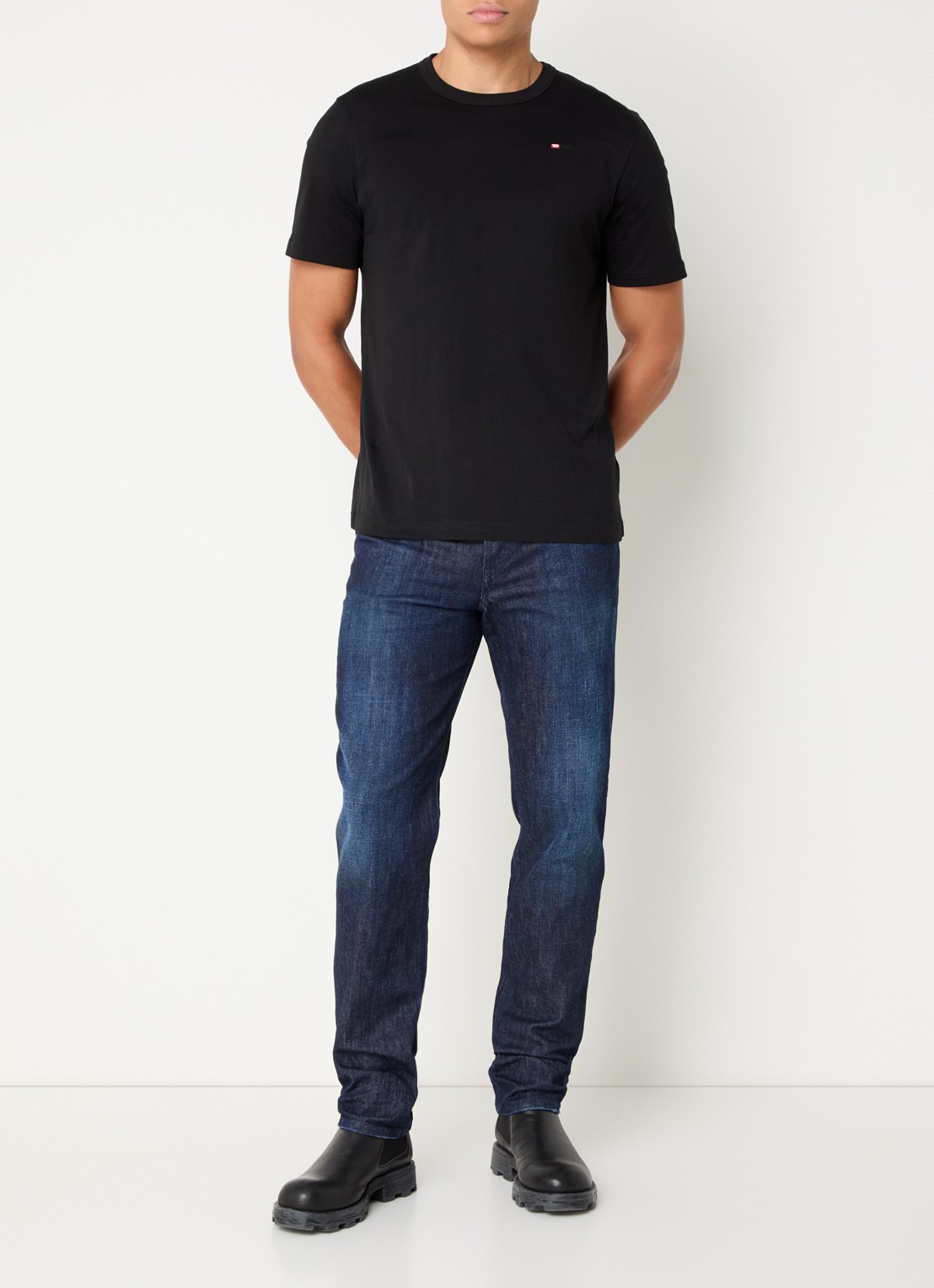 Diesel 2023 D-Finitive tapered fit jeans met donkere wassing - voorkant 3 indigo