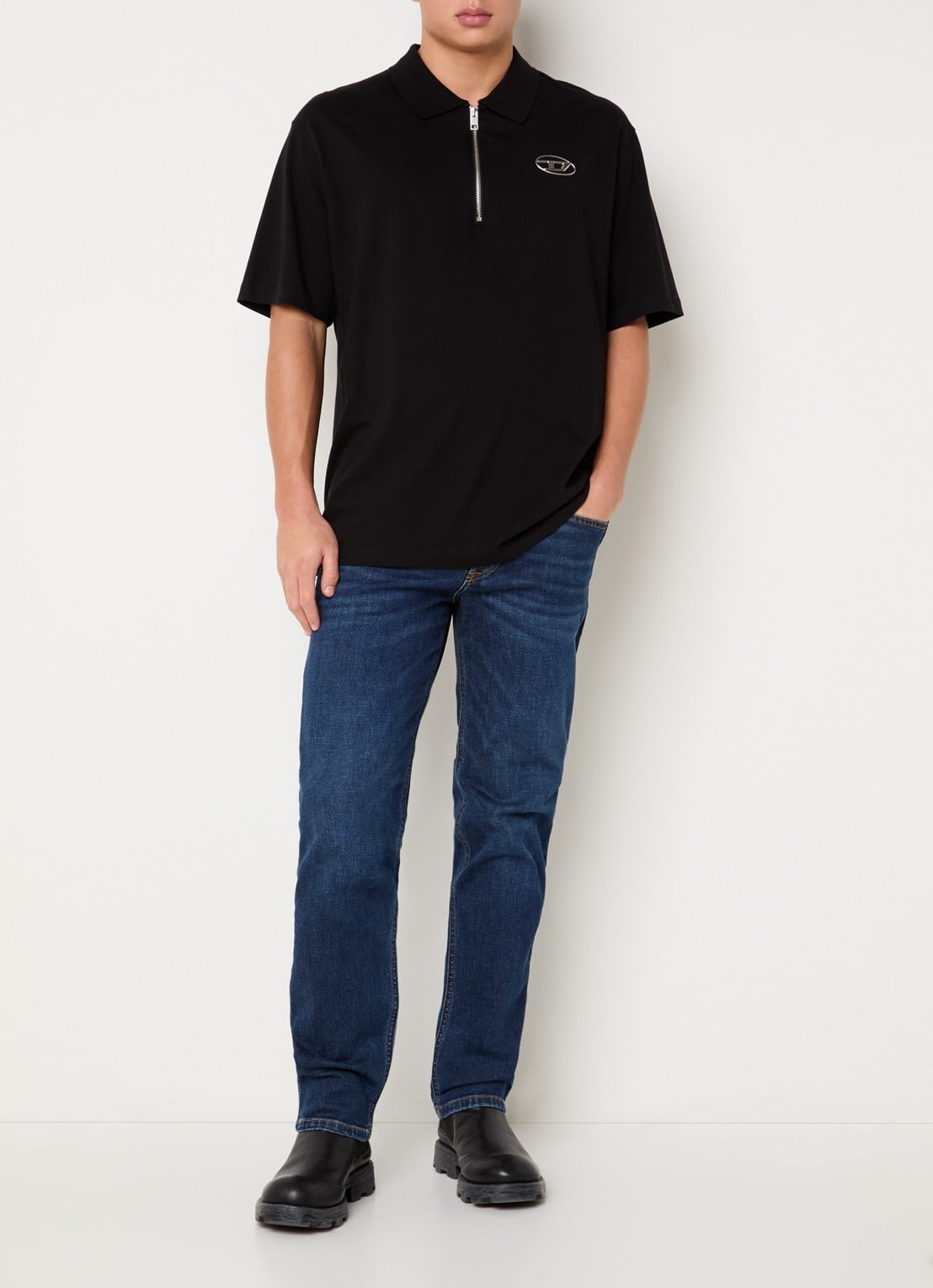 Diesel 2023 D-Finitive tapered fit jeans met donkere wassing - voorkant 4 indigo