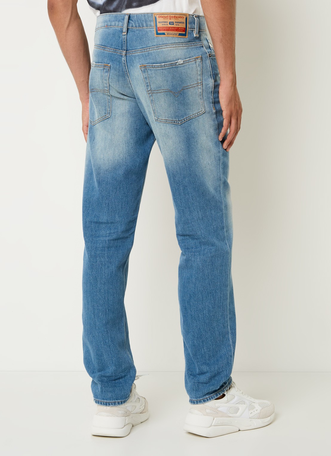 Diesel 2023 D-Finitive tapered jeans met medium wassing - achterkant indigo