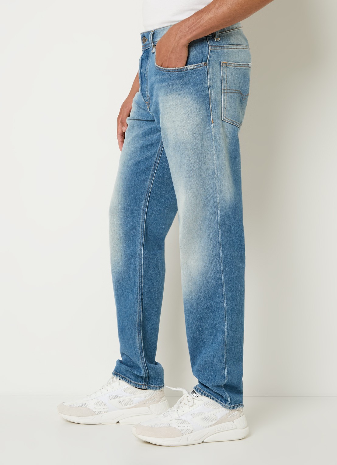 Diesel 2023 D-Finitive tapered jeans met medium wassing - detail 5 indigo