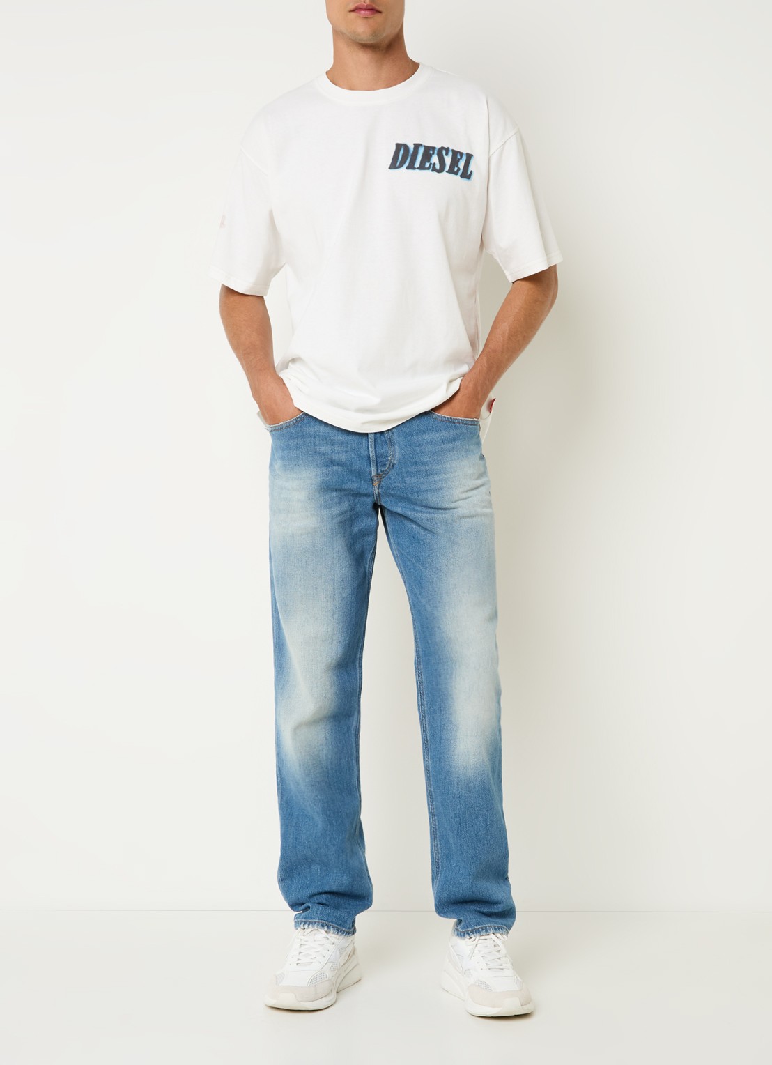 Diesel 2023 D-Finitive tapered jeans met medium wassing - voorkant 3 indigo