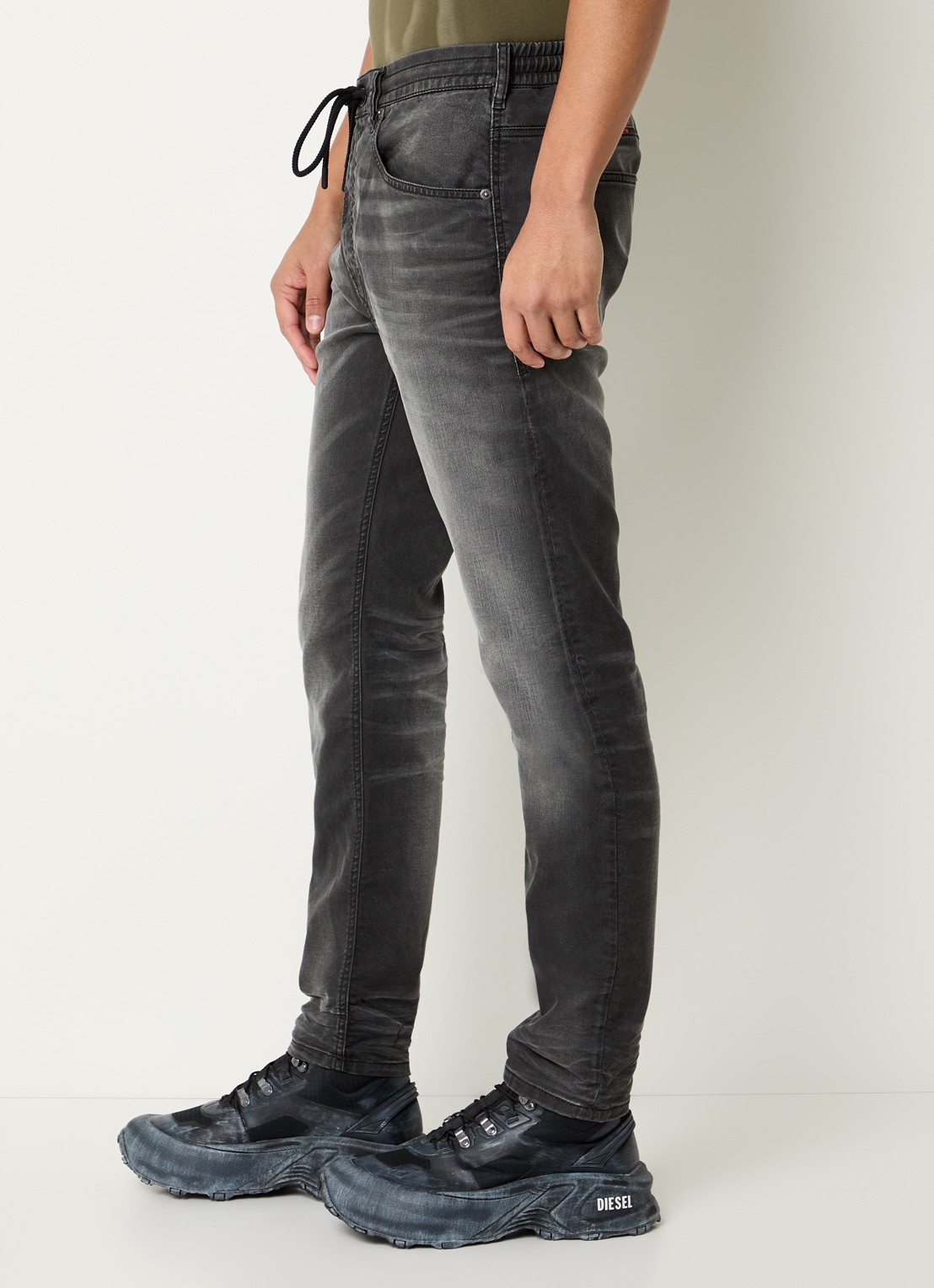 Diesel 2032 D-Krooley-B Joggjeans® slim fit jeans met gekleurde wassing - detail 5 grijs