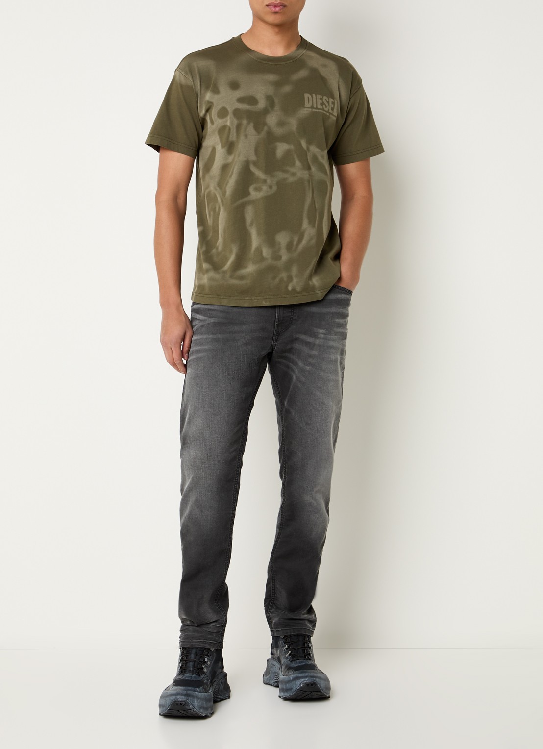 Diesel 2032 D-Krooley-B Joggjeans® slim fit jeans met gekleurde wassing - voorkant 3 grijs