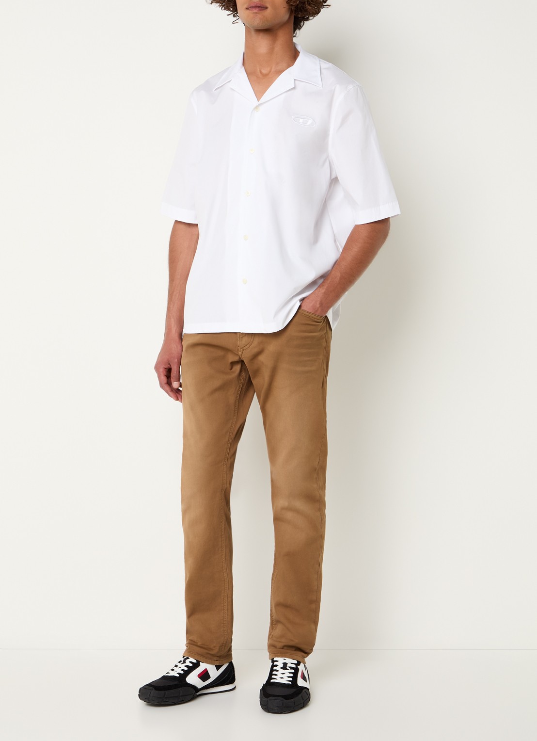 Diesel 2032 D-Krooley-BW straight leg jeans met gekleurde wassing  - voorkant 4 bruin