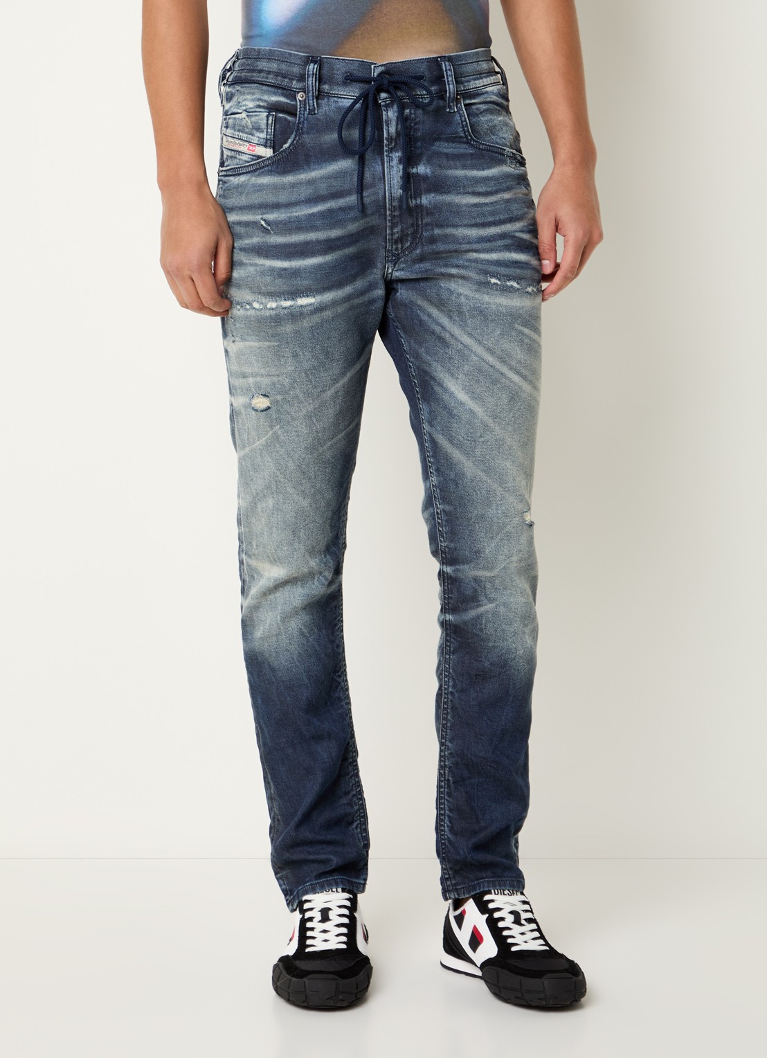 Diesel 2032 D-Krooley Joggjeans® slim fit jeans met destroyed afwerking - detail indigo