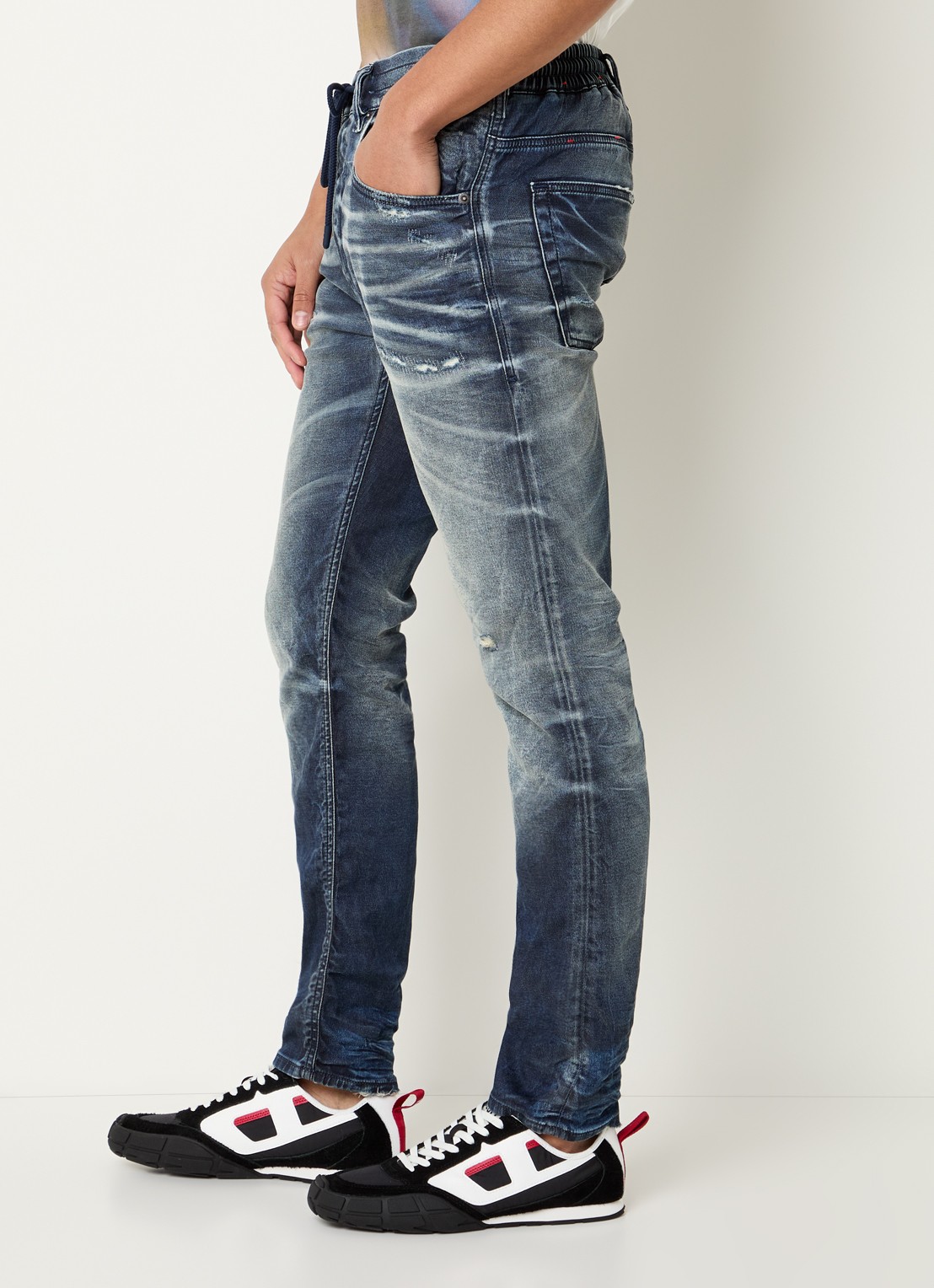 Diesel 2032 D-Krooley Joggjeans® slim fit jeans met destroyed afwerking - detail 2 indigo