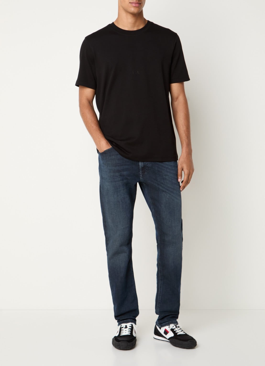 Diesel 2032 D-KROOLEY loose fit jeans met donkere wassing - voorkant 5 indigo