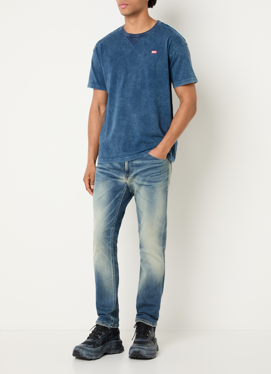 Diesel 2032 D-Krooley slim fit jeans met medium wassing - voorkant 2 indigo