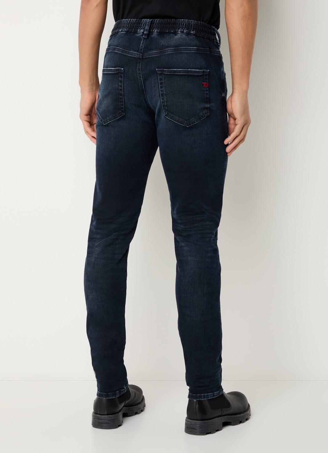 Diesel 2062 D-Strukt-B JoggJeans® slim fit jeans met donkere wassing - achterkant indigo