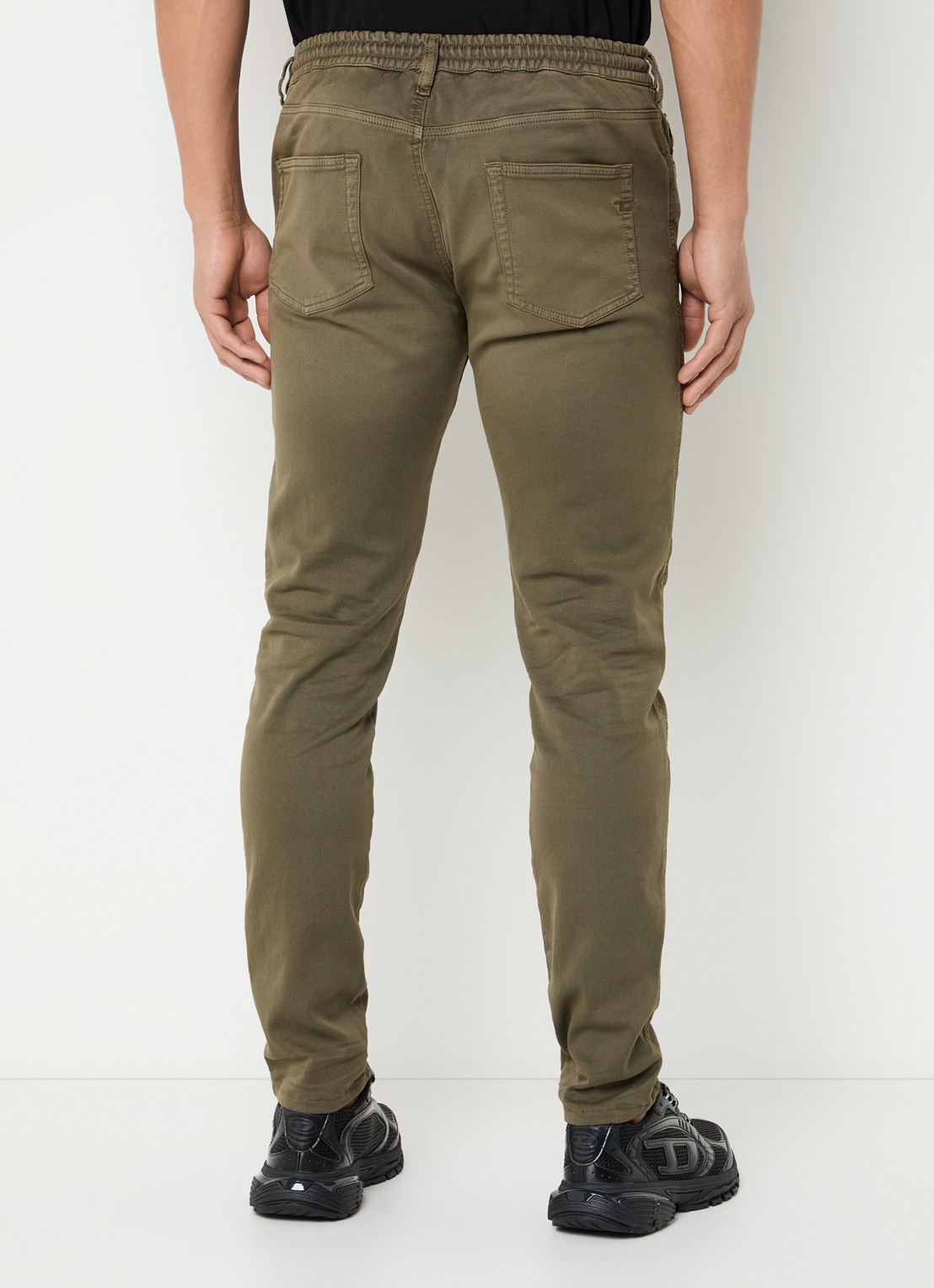 Diesel 2062 D-Strukt JoggJeans® tapered  jeans met gekleurde wassing  - achterkant 5 legergroen
