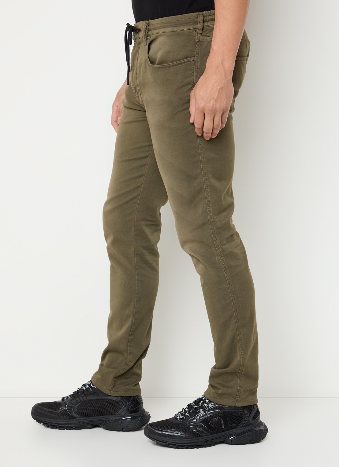 Diesel 2062 D-Strukt JoggJeans® tapered  jeans met gekleurde wassing  - detail 2 legergroen