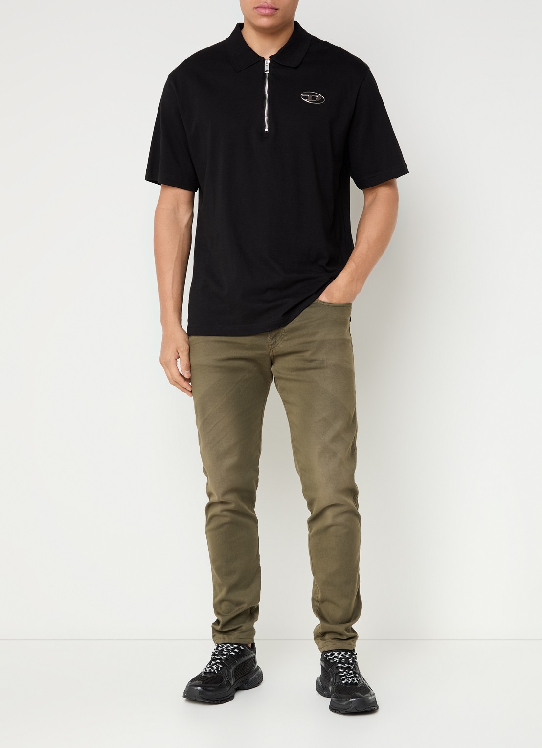 Diesel 2062 D-Strukt JoggJeans® tapered  jeans met gekleurde wassing  - voorkant 4 legergroen