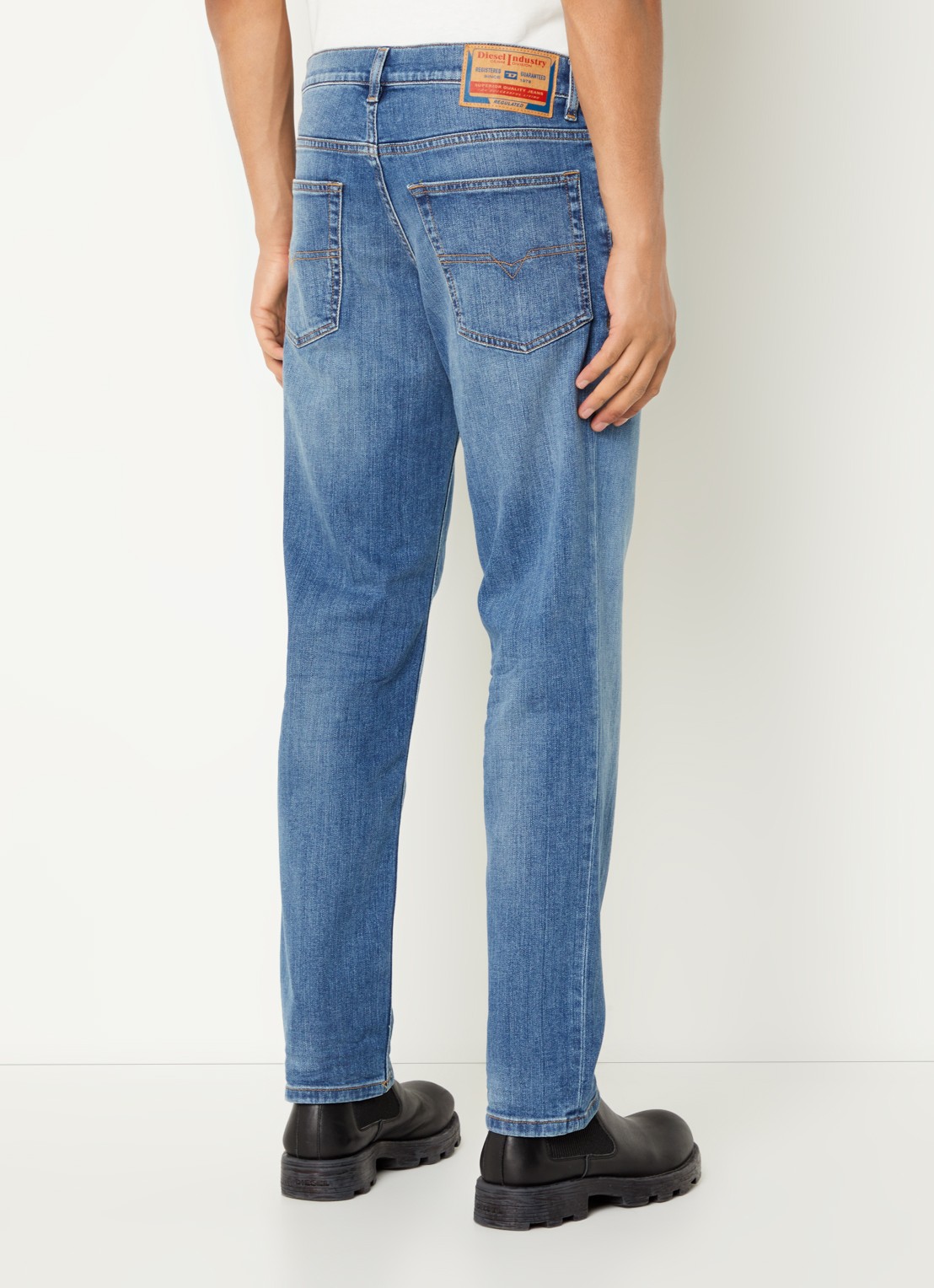 Diesel D-Finitive straight leg jeans met medium wassing - achterkant 5 indigo