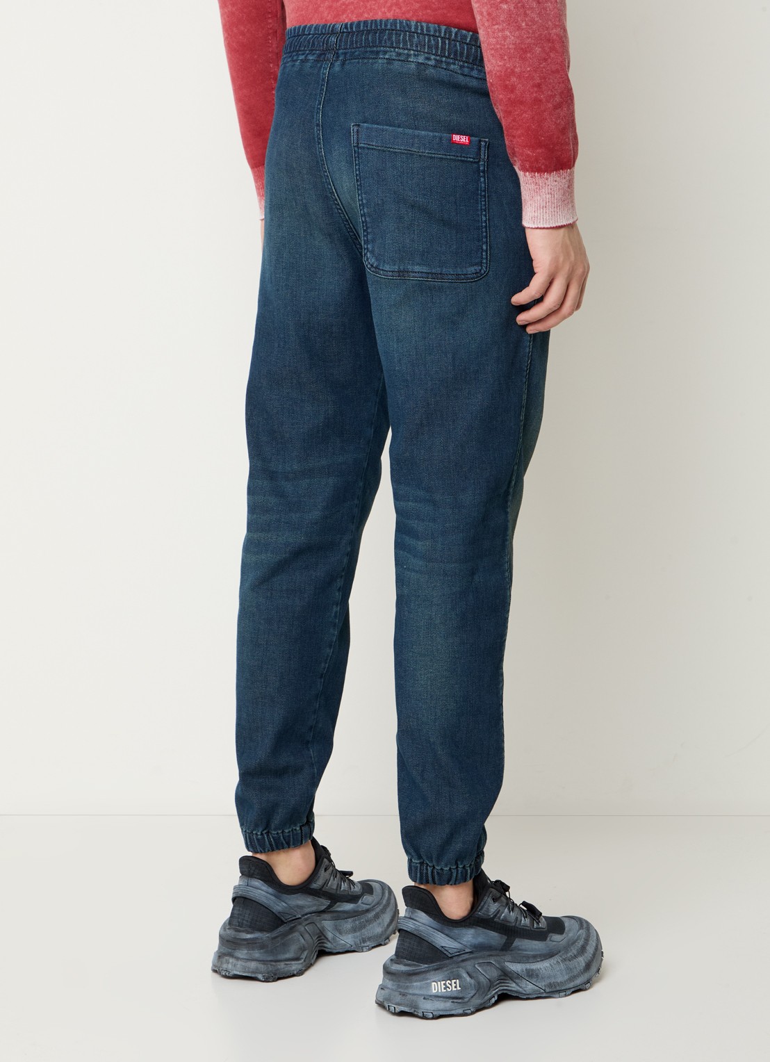 Diesel D-Labb-S tapered fit joggingbroek van denim met steekzakken - achterkant indigo