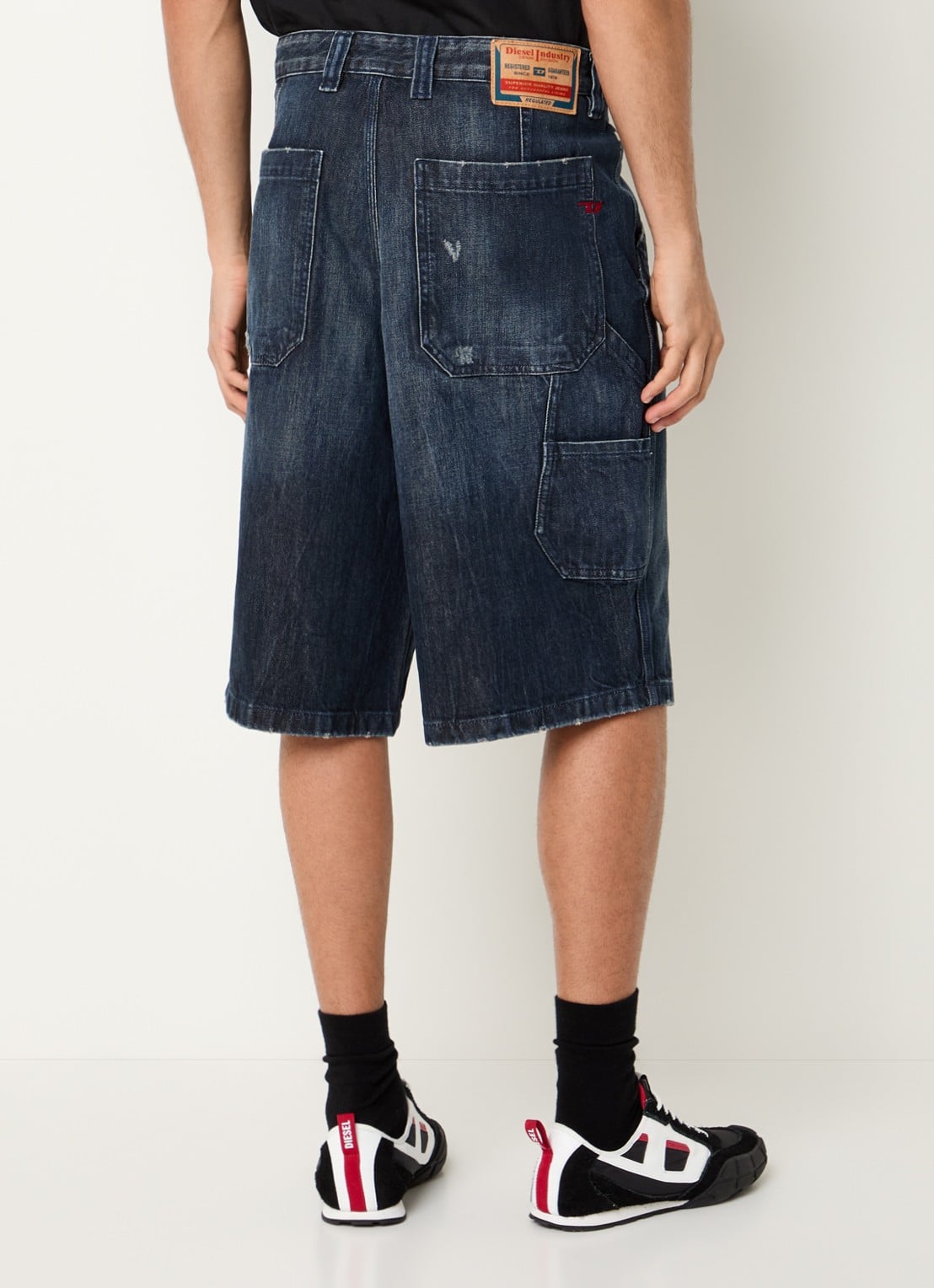 Diesel D-Livery-W loose fit korte broek van denim met donkere wassing - achterkant indigo