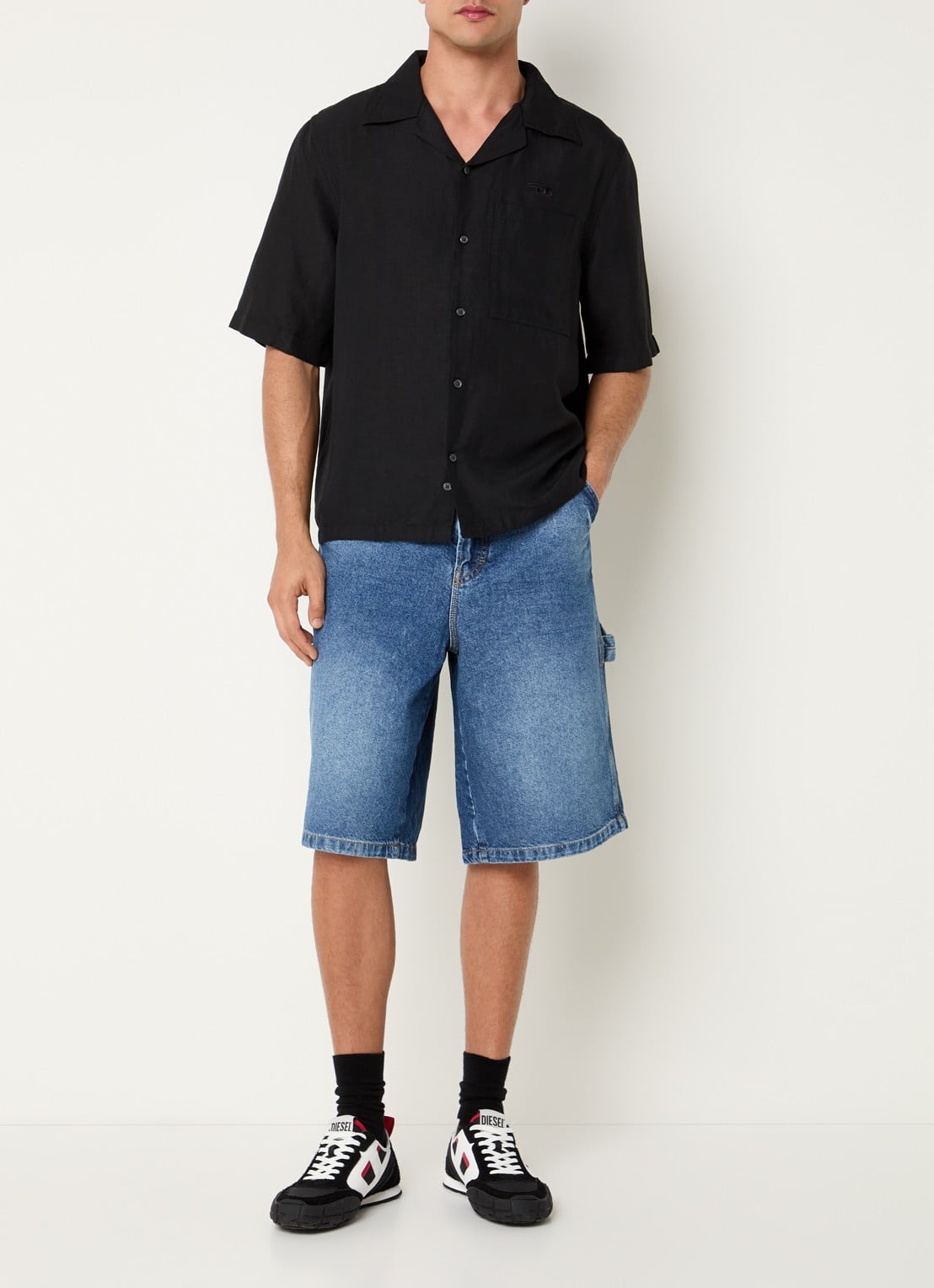 Diesel D-Livery-W loose fit korte broek van denim met medium wassing - voorkant 4 indigo