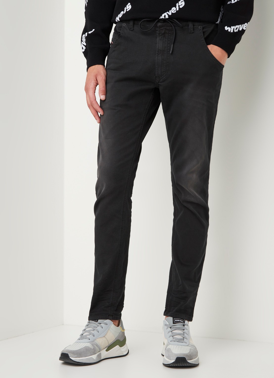 Diesel Krooley-E-Ne JoggJeans® tapered jeans met gekleurde wassing - detail 4 antraciet
