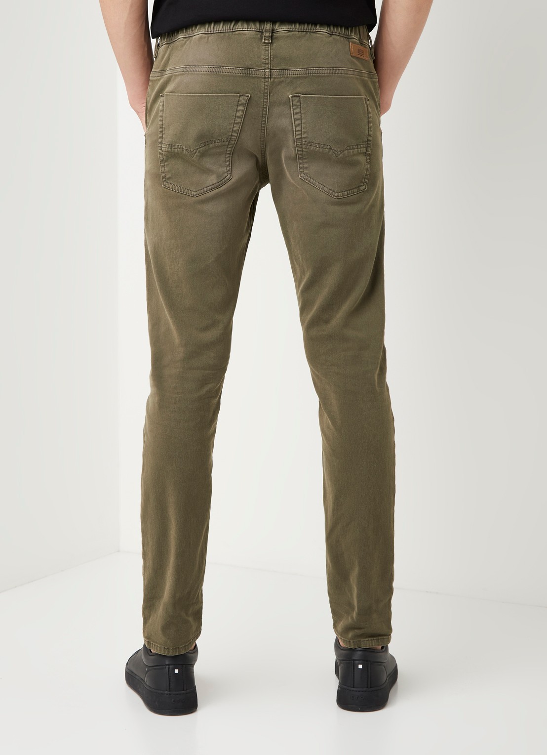 Diesel Krooley-E-Ne JoggJeans® tapered jeans met gekleurde wassing - achterkant 3 legergroen