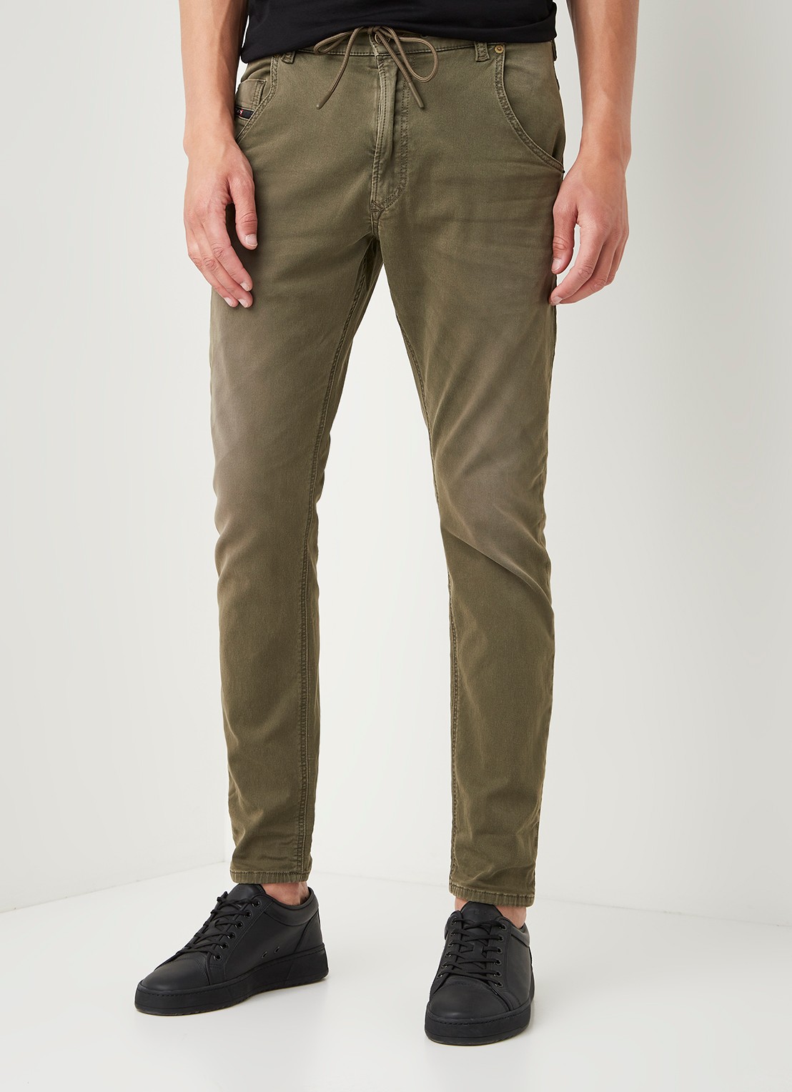 Diesel Krooley-E-Ne JoggJeans® tapered jeans met gekleurde wassing - detail 4 legergroen