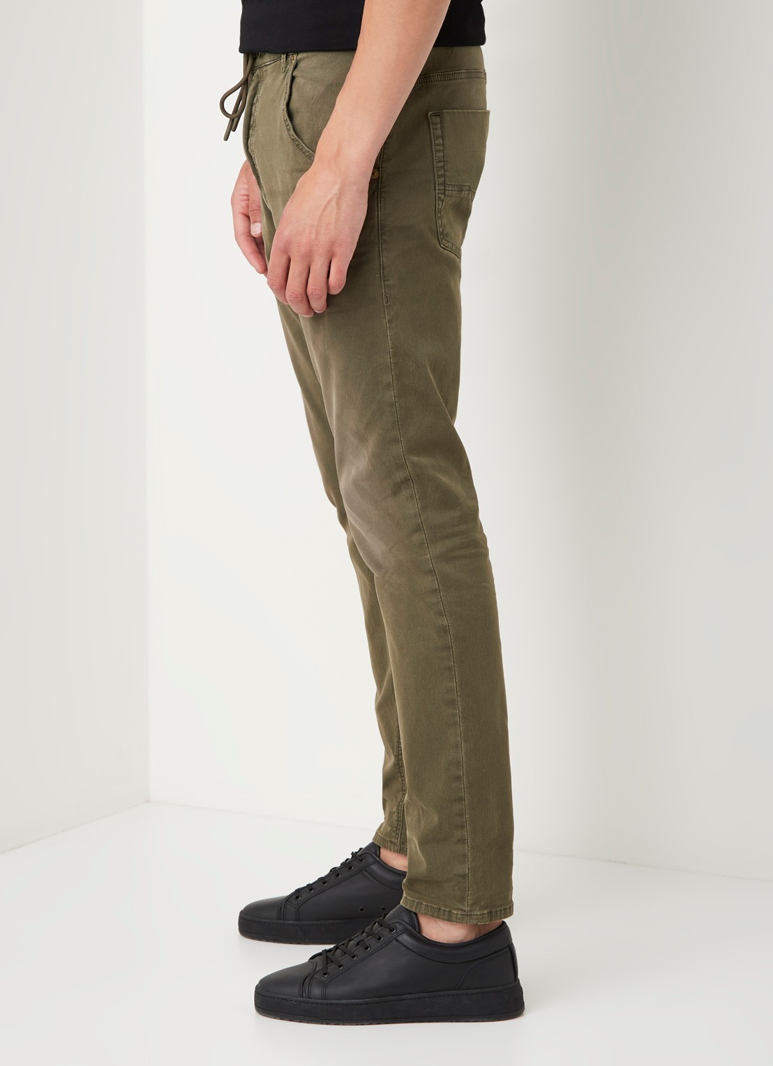 Diesel Krooley-E-Ne JoggJeans® tapered jeans met gekleurde wassing - detail 5 legergroen