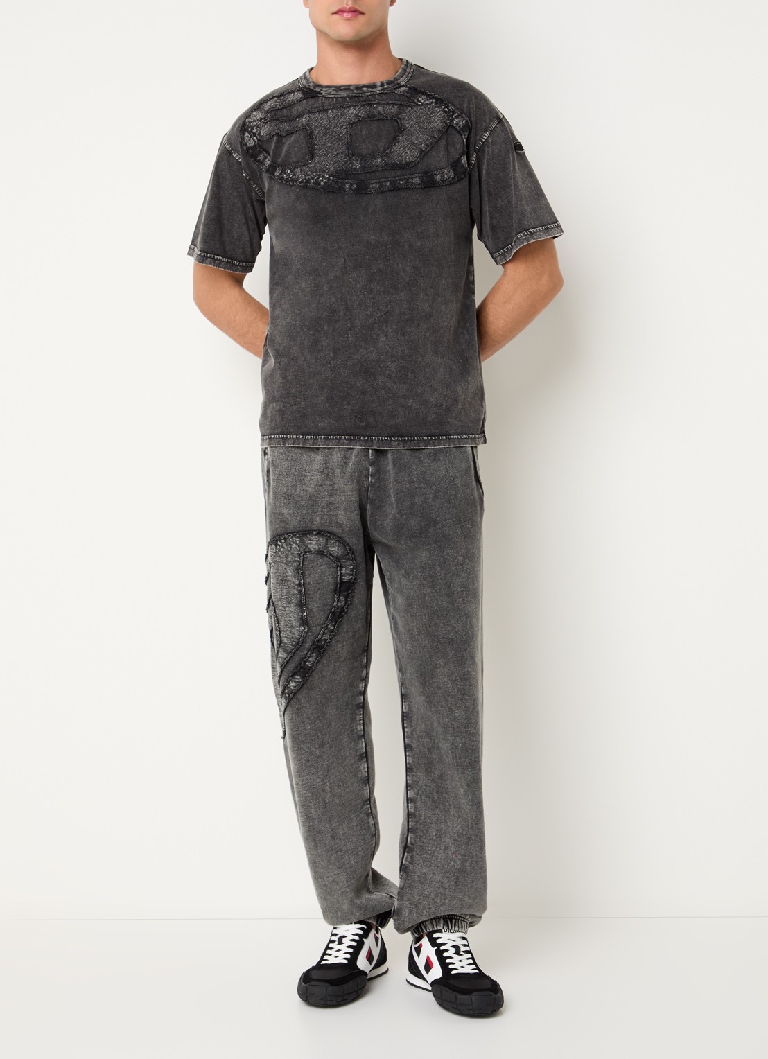 Diesel P-Marky-Den tapered fit joggingbroek met verwassen afwerking en logo - voorkant 2 antraciet