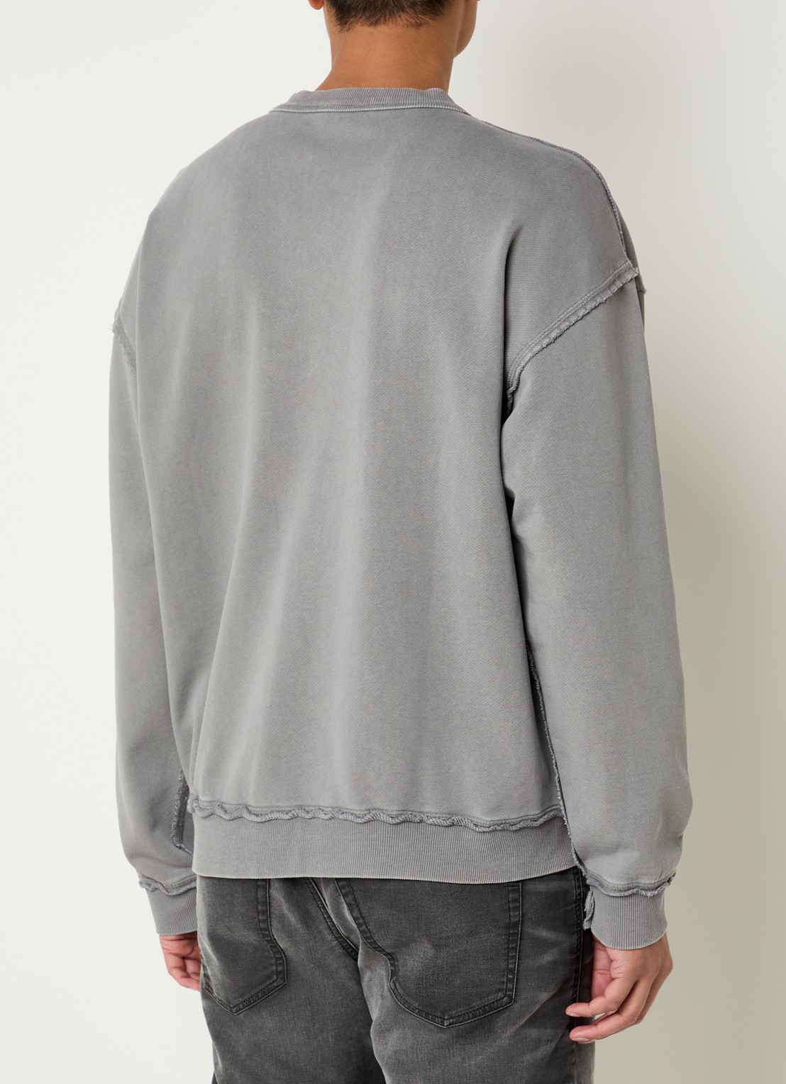 Diesel S-Boxt-Raw-V1 sweater met destroyed afwerking en logo - achterkant grijs