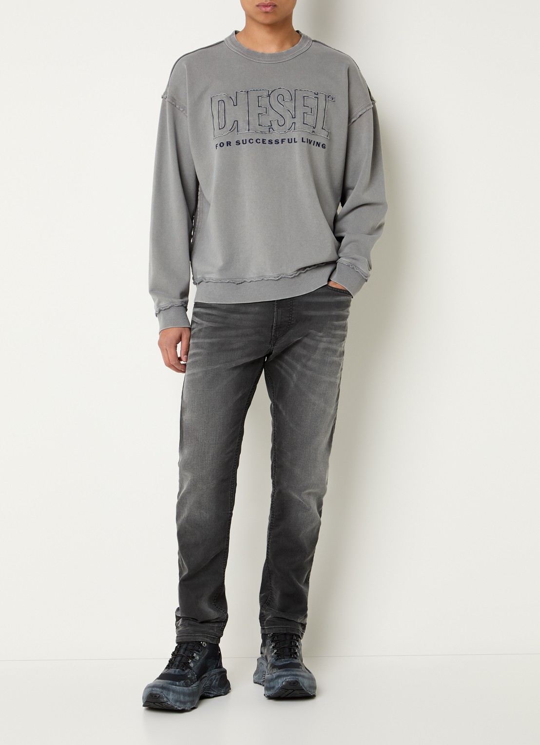Diesel S-Boxt-Raw-V1 sweater met destroyed afwerking en logo - voorkant 3 grijs