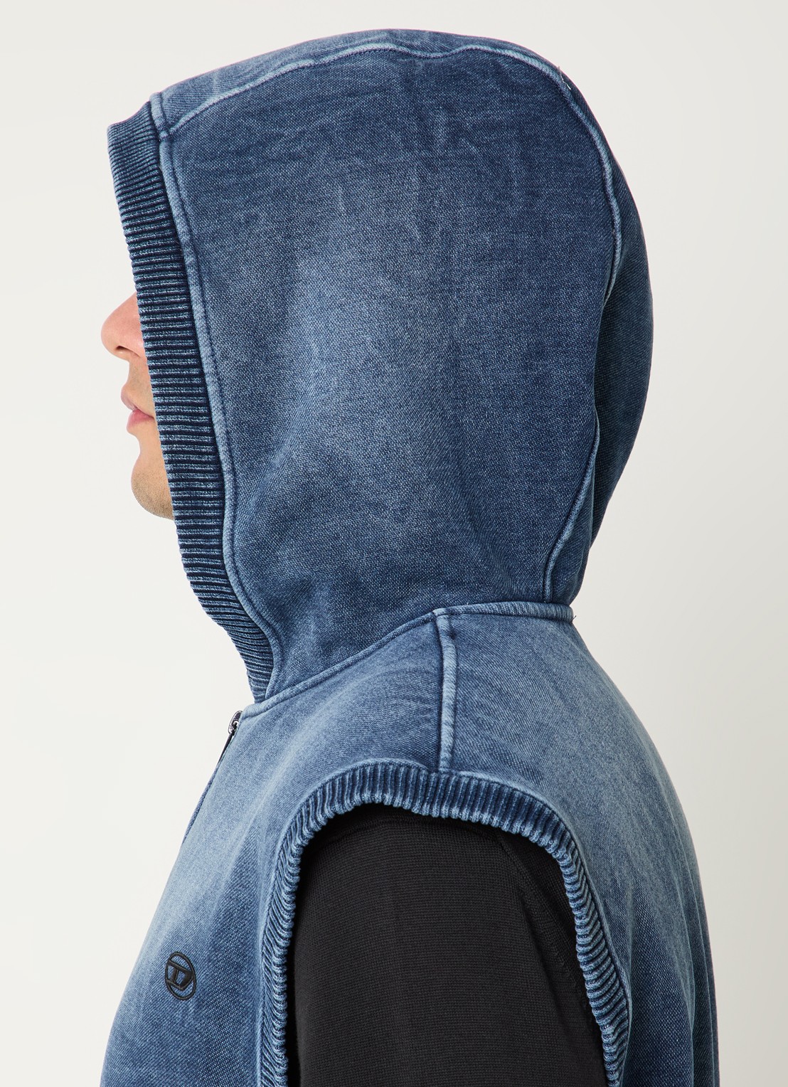 Diesel S-Hakel bodywarmer met capuchon en logo - detail 2 indigo