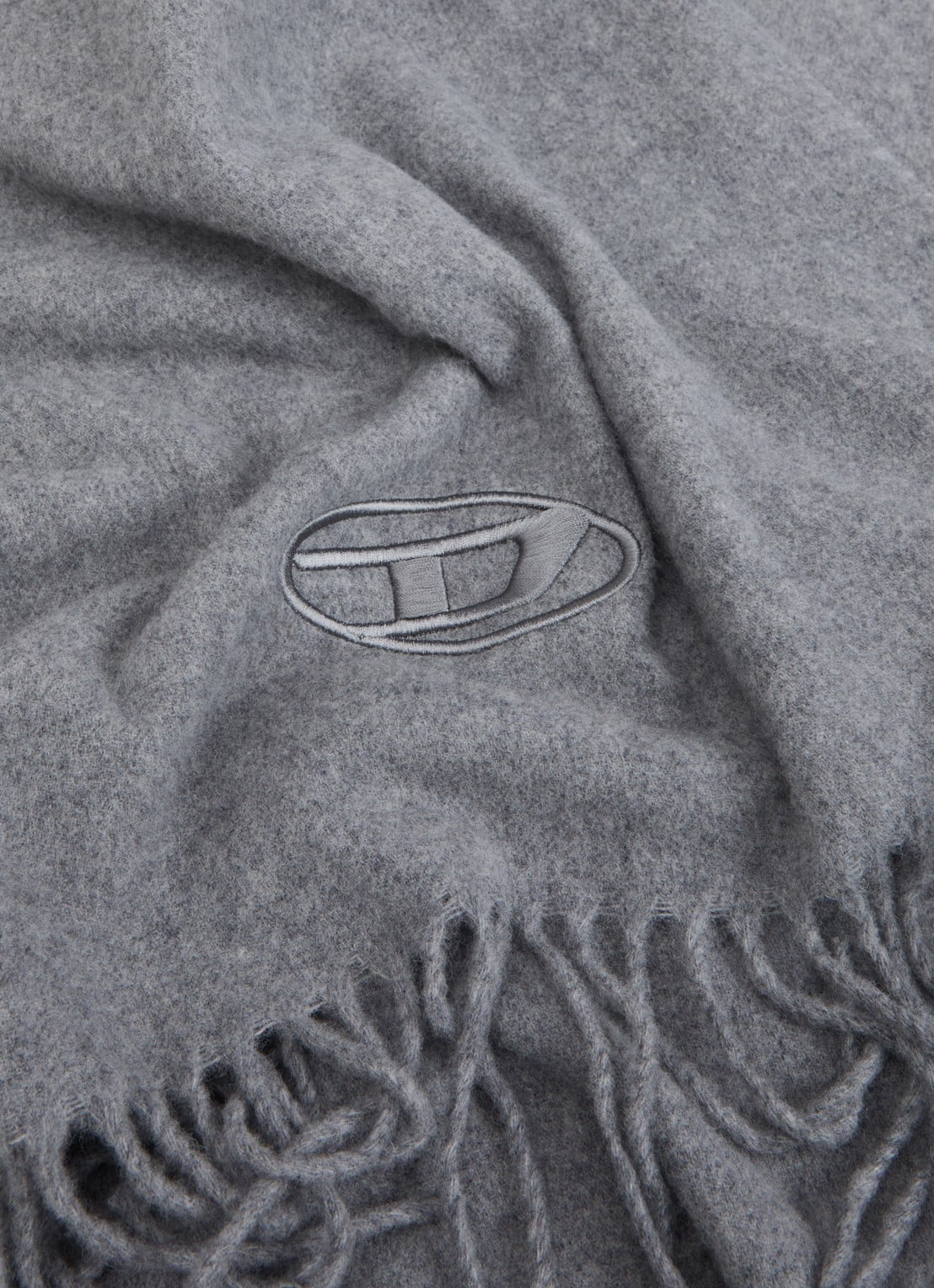 Diesel S-Imon-D-Long sjaal in wolblend 150 x 50 cm - detail 2 grijsmele