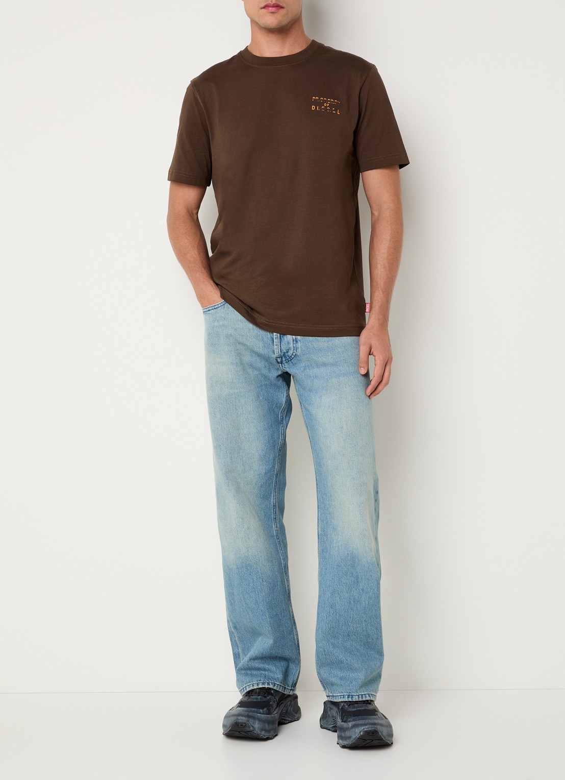 Diesel T-Adjust-T1 T-shirt met logo - voorkant 3 bruin