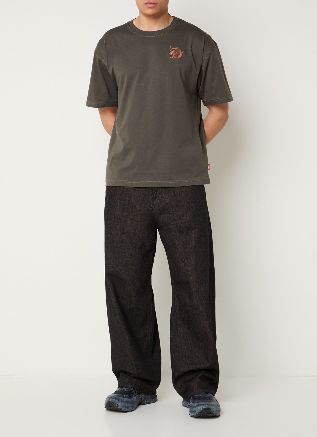 Diesel T-Boxt-AA11 T-shirt met front- en backprint - voorkant 4 olijfgroen