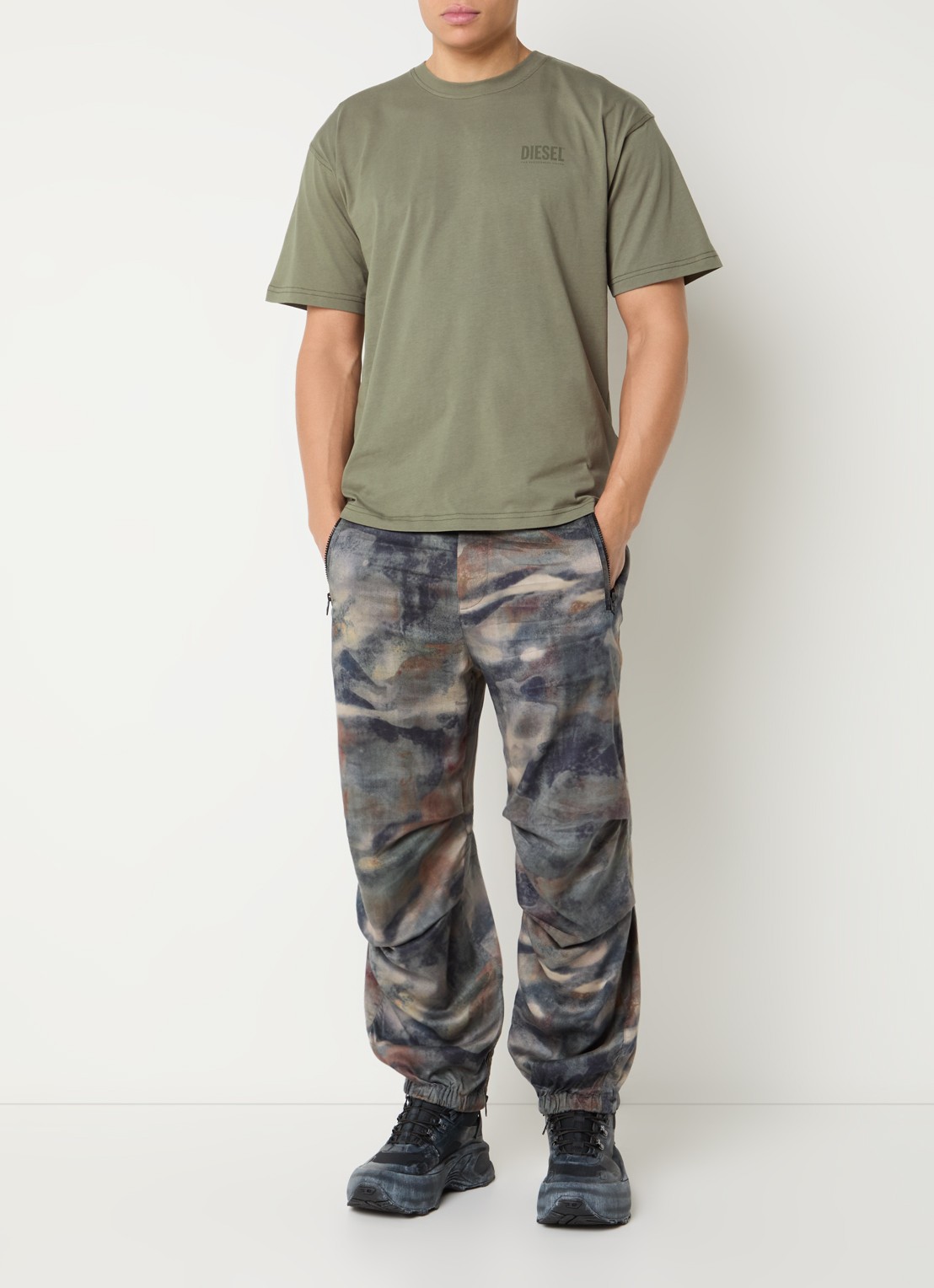 Diesel T-Boxt-V8 T-shirt met logo- en backprint - voorkant 2 legergroen